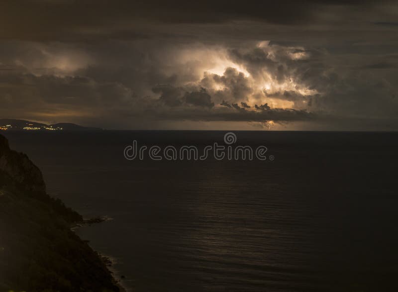 Het onweer op het overzees stock foto Het onweer op het overzees stock foto