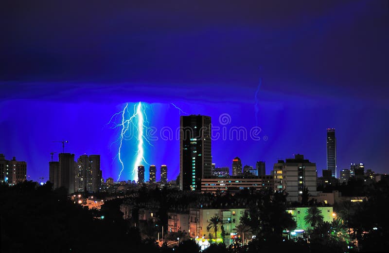 Het Onweer van de Bliksem van Tel Aviv, Israël royalty-vrije stock fotografie Het Onweer van de Bliksem van Tel Aviv, Israël royalty-vrije stock fotografie