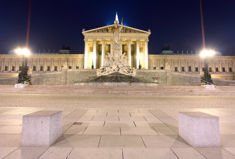 Het Oostenrijkse Parlement in Wenen bij nacht