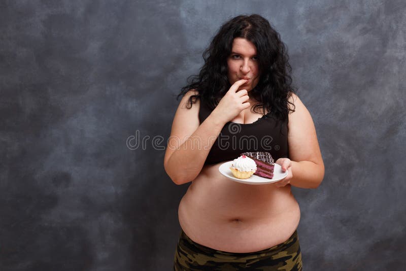 Het op dieet zijn concept Het jonge zwaarlijvige te zware vrouw vechten verleidt royalty-vrije stock foto Het op dieet zijn concept Het jonge zwaarlijvige te zware vrouw vechten verleidt royalty-vrije stock foto