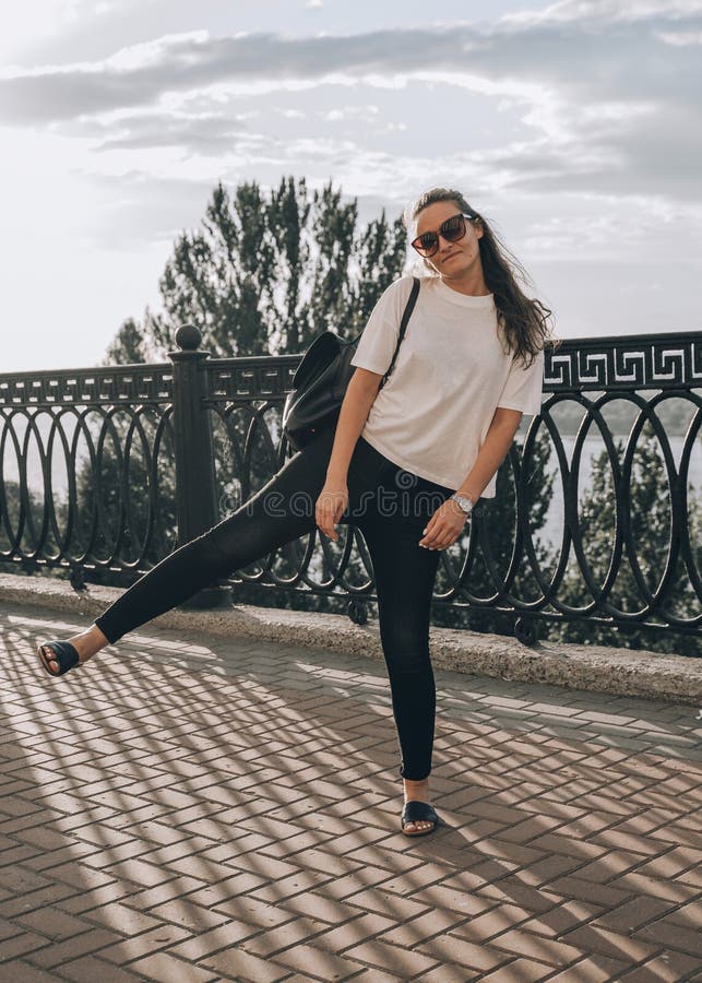 Het openluchtbeeld van de de zomerlevensstijl van jonge mooie hipstervrouw die pret, het luisteren muziek hebben en het dansen op royalty-vrije stock fotografie Het openluchtbeeld van de de zomerlevensstijl van jonge mooie hipstervrouw die pret, het luisteren muziek hebben en het dansen op royalty-vrije stock fotografie