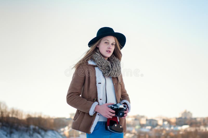 Het openluchtportret van de de winterlevensstijl van mooie blondevrouw met retro camera stock foto's Het openluchtportret van de de winterlevensstijl van mooie blondevrouw met retro camera stock foto's