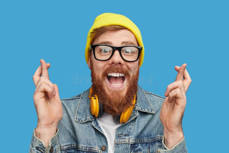 Het opgewekte hipster wensen om loterij te winnen royalty-vrije stock foto Het opgewekte hipster wensen om loterij te winnen royalty-vrije stock foto