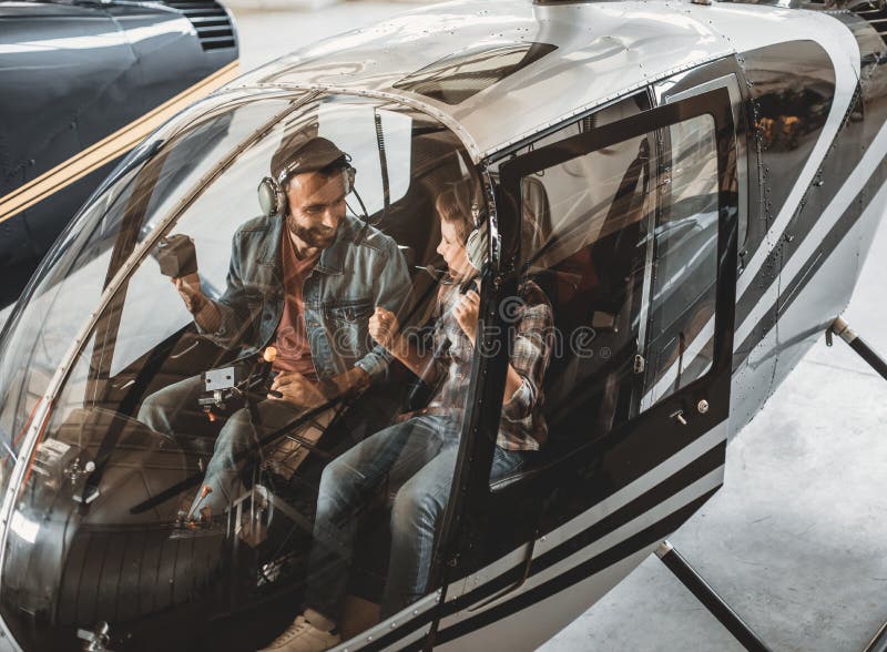 Het optimistische papa vertellen met jong geitje in helikopter royalty-vrije stock foto Het optimistische papa vertellen met jong geitje in helikopter royalty-vrije stock foto