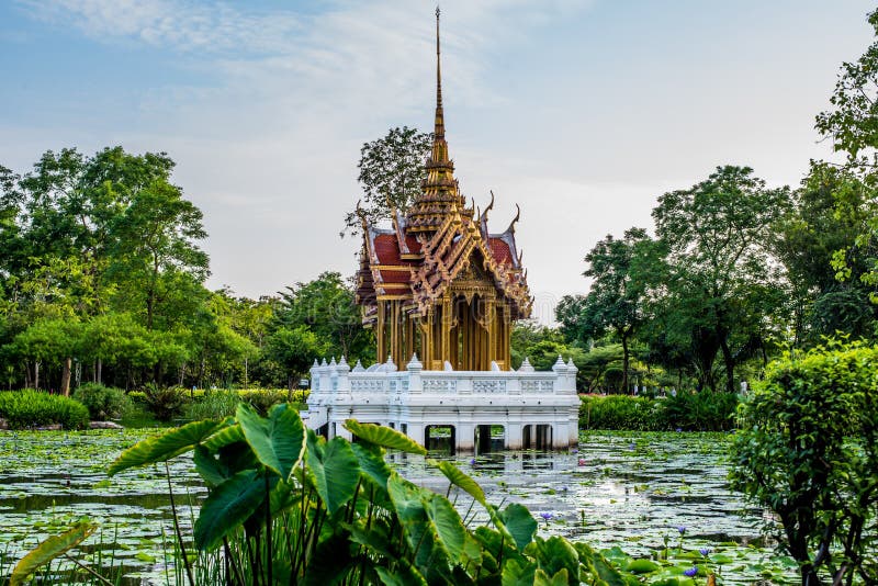 Het oriëntatiepunt van het tempelpaviljoen van Suan Luang Rama IX Openbaar Park, Bangkok royalty-vrije stock afbeeldingen Het oriëntatiepunt van het tempelpaviljoen van Suan Luang Rama IX Openbaar Park, Bangkok royalty-vrije stock afbeeldingen