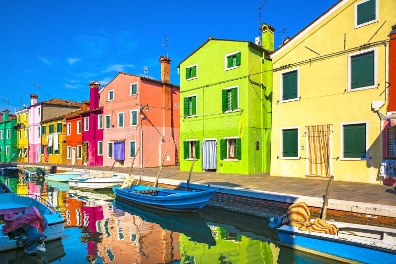 Het oriëntatiepunt van Venetië, Burano-eilandkanaal, kleurrijke huizen en boten, royalty-vrije stock fotografie Het oriëntatiepunt van Venetië, Burano-eilandkanaal, kleurrijke huizen en boten, royalty-vrije stock fotografie