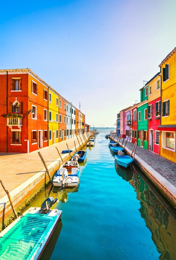 Het oriëntatiepunt van Venetië, Burano-eilandkanaal, kleurrijke huizen en boten, royalty-vrije stock afbeelding Het oriëntatiepunt van Venetië, Burano-eilandkanaal, kleurrijke huizen en boten, royalty-vrije stock afbeelding