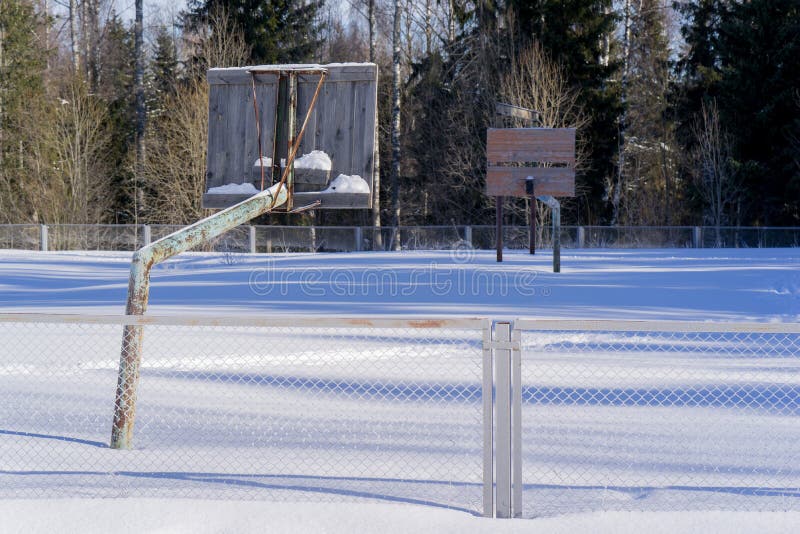Het oude basketbalhof in de winter in de sneeuw royalty-vrije stock foto Het oude basketbalhof in de winter in de sneeuw royalty-vrije stock foto