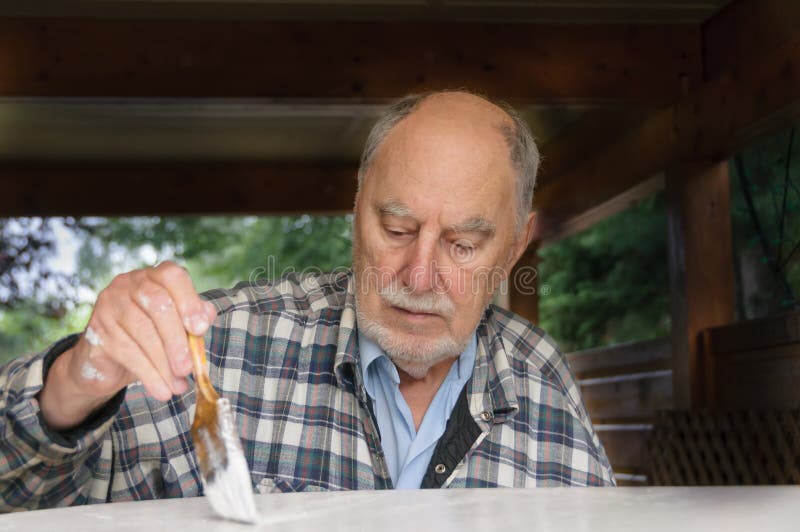 Het oude hogere mens schilderen stock fotografie Het oude hogere mens schilderen stock fotografie