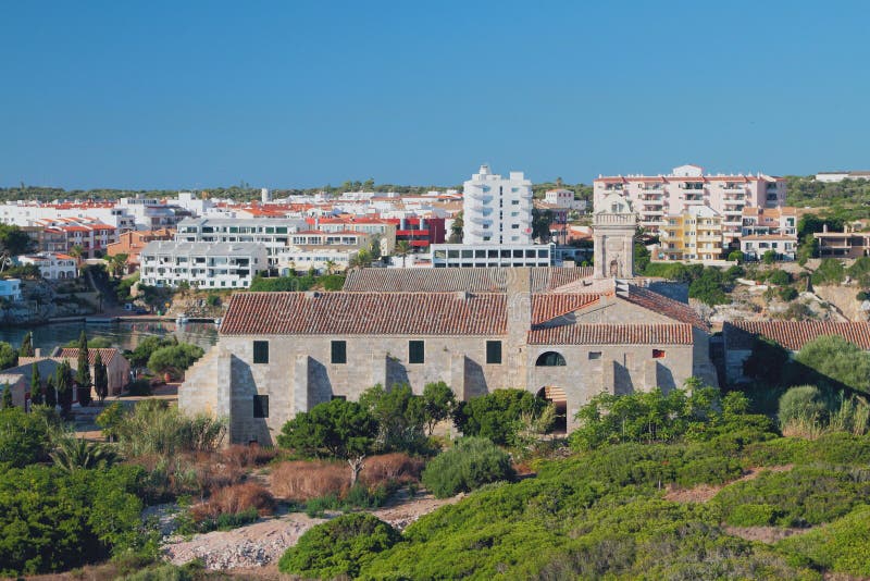 Het oude militaire ziekenhuis op Eiland isla-del-Ray Maon, Menorca, Spanje stock foto Het oude militaire ziekenhuis op Eiland isla-del-Ray Maon, Menorca, Spanje stock foto