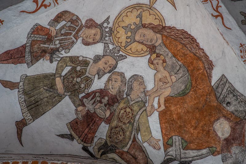 Het oude muurschilderij, magi brengt goud, wierookhars en mirre aan Jesus, de Koning van de Joden stock foto's Het oude muurschilderij, magi brengt goud, wierookhars en mirre aan Jesus, de Koning van de Joden stock foto's