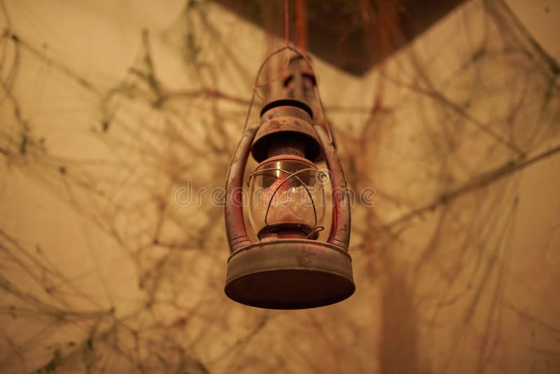 Blanco Spookachtig pols Het Oude Olielamp Hangen Van Het Plafond Stock Foto - Image of hitte, lamp: 113948368 Blanco Spookachtig pols Het Oude Olielamp Hangen Van Het Plafond Stock Foto - Image of hitte, lamp: 113948368