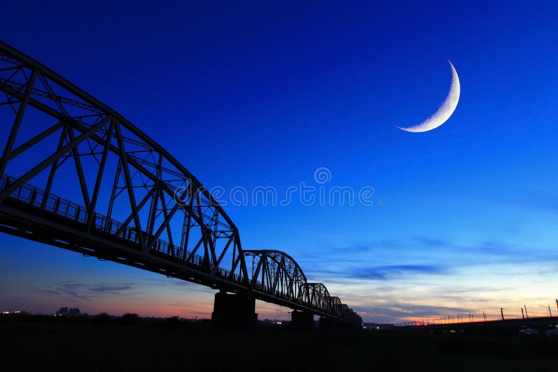 Het oude silhouet van de spoorwegbrug bij nacht royalty-vrije stock fotografie Het oude silhouet van de spoorwegbrug bij nacht royalty-vrije stock fotografie