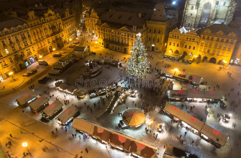 Het Oude Stadsvierkant in Kerstmistijd stock foto's Het Oude Stadsvierkant in Kerstmistijd stock foto's
