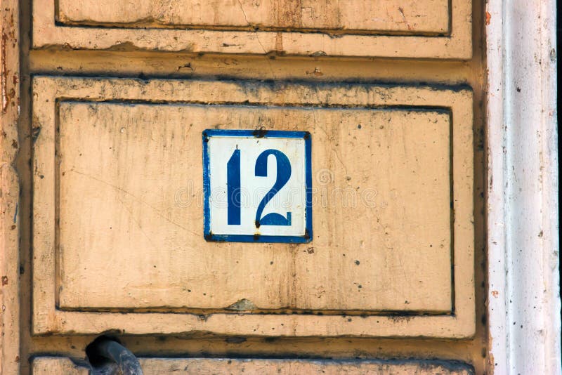 Het oude uitstekende blauwe metaal nummer 12 twaalf van het huisadres royalty-vrije stock afbeeldingen Het oude uitstekende blauwe metaal nummer 12 twaalf van het huisadres royalty-vrije stock afbeeldingen