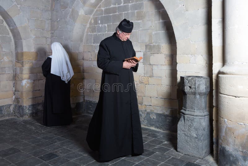 Het overgaan van non en priester royalty-vrije stock afbeeldingen Het overgaan van non en priester royalty-vrije stock afbeeldingen