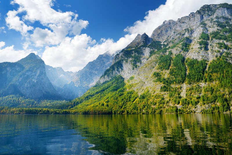 Het overweldigen van donkergroene die wateren van Konigssee, als het diepste en schoonste die meer van Duitsland worden bekend ` stock fotografie Het overweldigen van donkergroene die wateren van Konigssee, als het diepste en schoonste die meer van Duitsland worden bekend ` stock fotografie