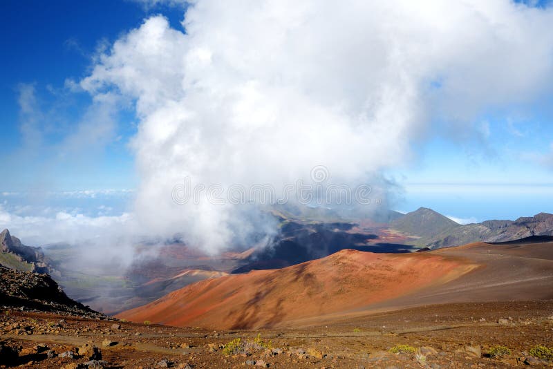 Het overweldigende die landschap van Haleakala-vulkaankrater van het Glijdende Zand wordt gezien sleept, Maui, Hawaï royalty-vrije stock foto Het overweldigende die landschap van Haleakala-vulkaankrater van het Glijdende Zand wordt gezien sleept, Maui, Hawaï royalty-vrije stock foto