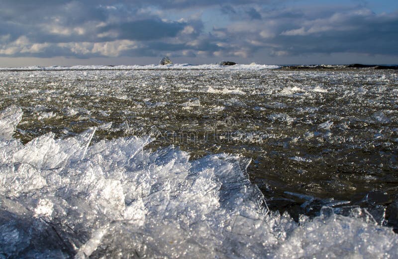 Het overzees van de de wintertijd bevriest omhoog en het ijs duwt door dichter aan de kustlijn royalty-vrije stock fotografie Het overzees van de de wintertijd bevriest omhoog en het ijs duwt door dichter aan de kustlijn royalty-vrije stock fotografie
