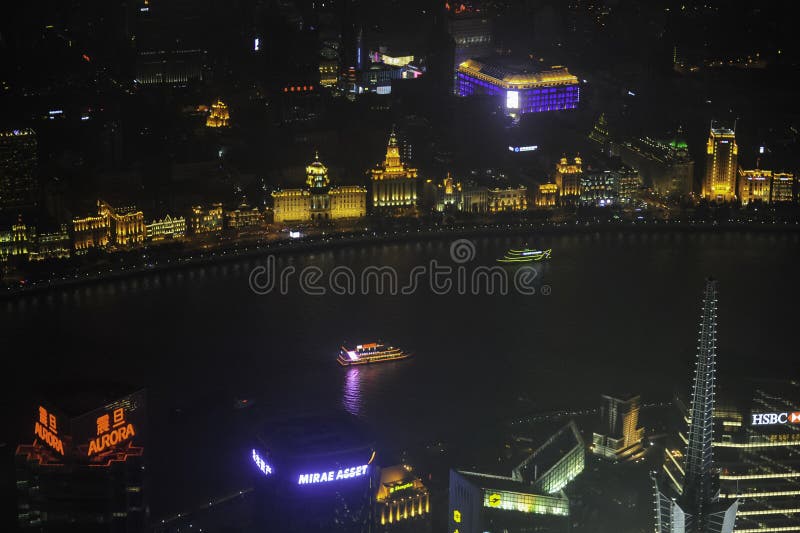 Het overzien van de de Rivierdijk en Lujiazui van Shanghai Huangpu stock afbeelding Het overzien van de de Rivierdijk en Lujiazui van Shanghai Huangpu stock afbeelding