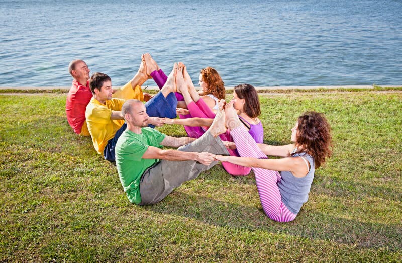 Het paar, de man en de vrouwenasana van de praktijkYoga van de boom stock afbeelding Het paar, de man en de vrouwenasana van de praktijkYoga van de boom stock afbeelding