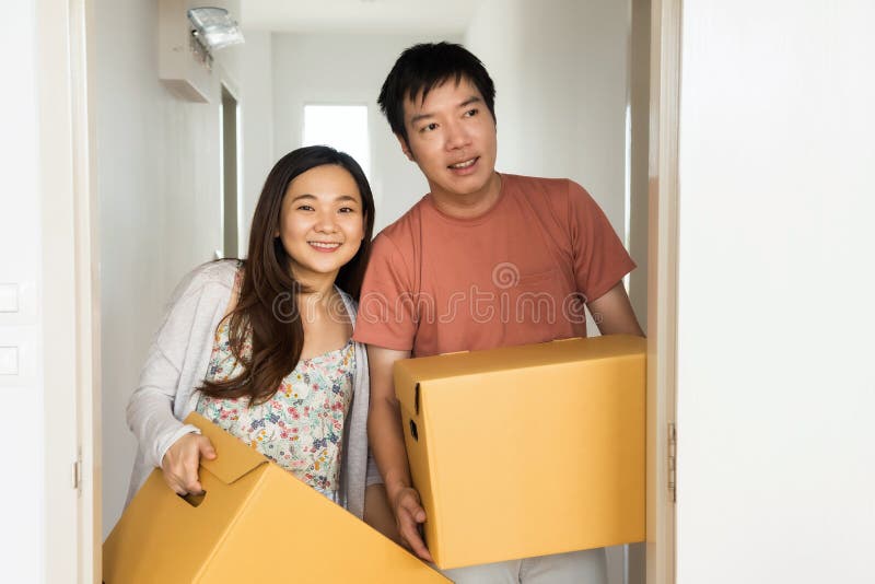 Het paar draagt doos naar nieuw huis te verplaatsen stock fotografie Het paar draagt doos naar nieuw huis te verplaatsen stock fotografie