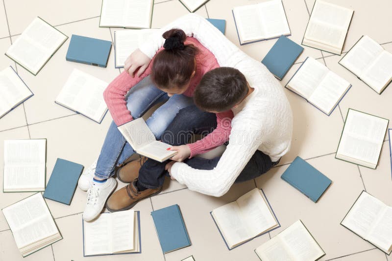Het paar leest een boek stock fotografie Het paar leest een boek stock fotografie
