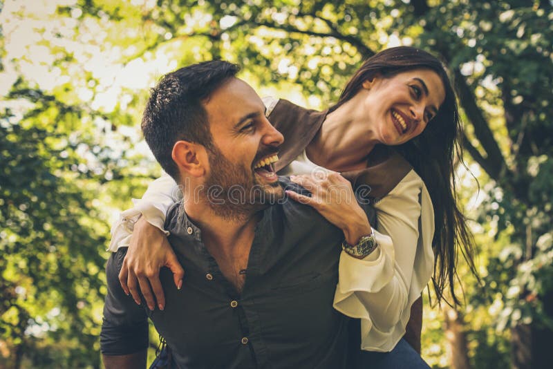 Verliefd stel heeft plezier en lacht royalty-vrije stock foto's