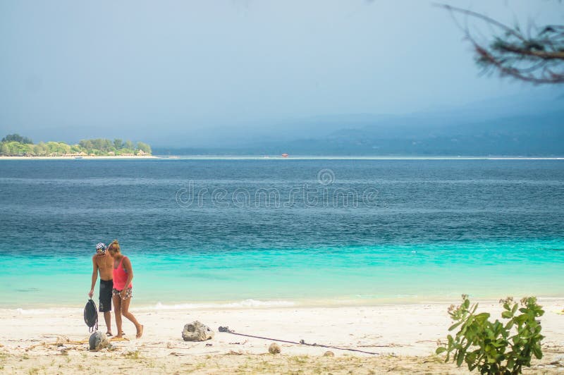 Het paar loopt langs het zandige strand van het tropische Eiland Gili Meno indonesië r stock foto's Het paar loopt langs het zandige strand van het tropische Eiland Gili Meno indonesië r stock foto's