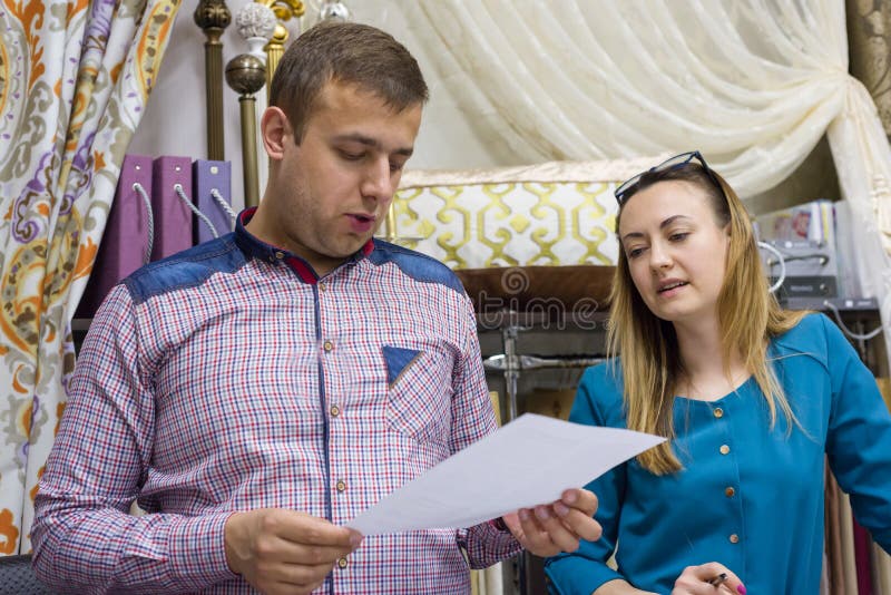 Het paar is man en vrouw, eigenaars van klein familiebedrijf Toonzaalwinkel van huistextiel, stoffen, gordijnen royalty-vrije stock foto Het paar is man en vrouw, eigenaars van klein familiebedrijf Toonzaalwinkel van huistextiel, stoffen, gordijnen royalty-vrije stock foto
