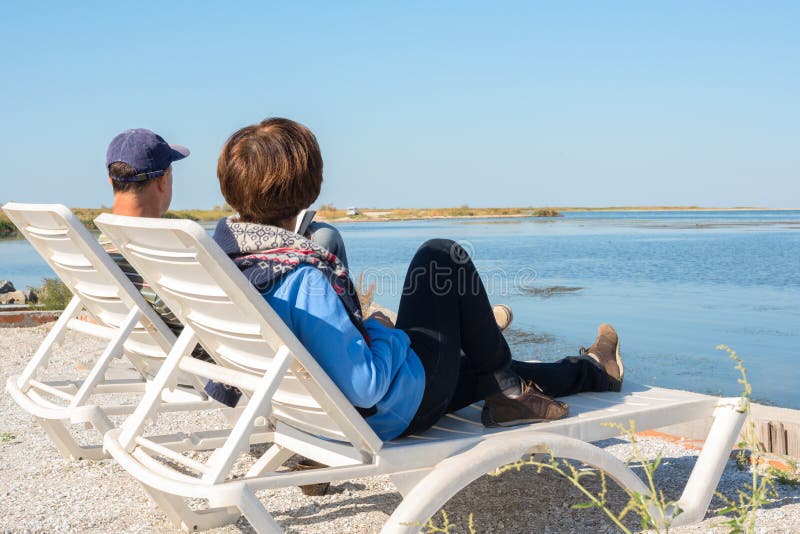 Het paar ontspant op het strand stock foto's Het paar ontspant op het strand stock foto's