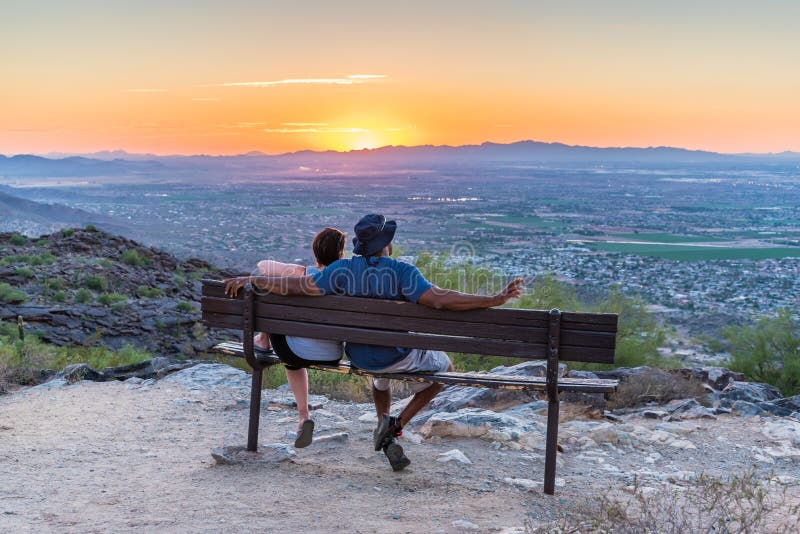 Het Paar tussen verschillende rassen let op Zonsondergang royalty-vrije stock afbeeldingen Het Paar tussen verschillende rassen let op Zonsondergang royalty-vrije stock afbeeldingen