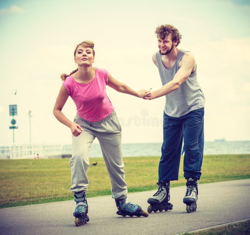 Het paar van de rolschaatser openlucht schaatsen stock foto's Het paar van de rolschaatser openlucht schaatsen stock foto's