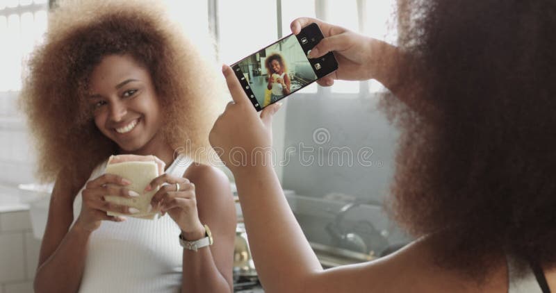 Het paar van vrouw heeft pret die foto's voor sociale media maken en heeft pret het stellen met sandwich stock videobeelden Het paar van vrouw heeft pret die foto's voor sociale media maken en heeft pret het stellen met sandwich stock videobeelden