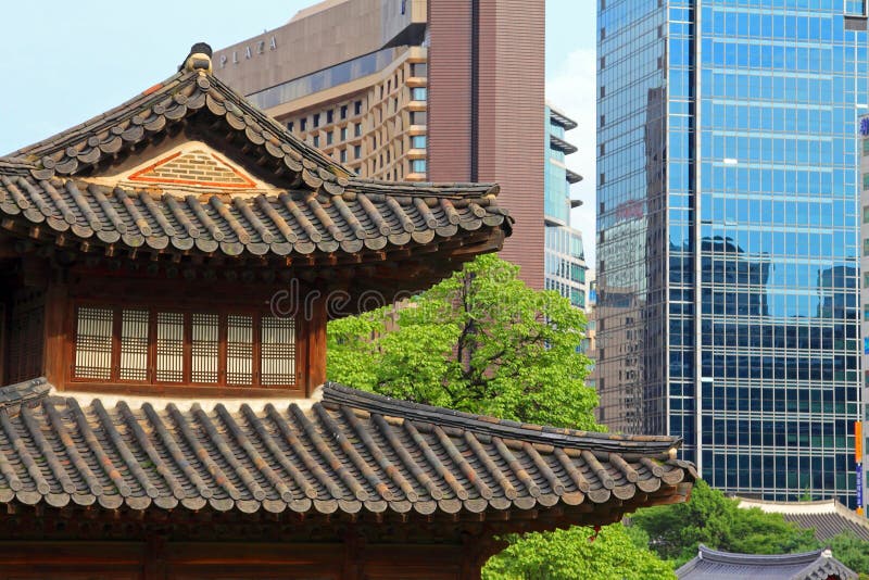 Korea Deoksugung Paleis en Moderne Stad royalty-vrije stock afbeelding
