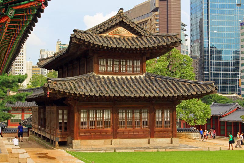 Korea Deoksugung Paleis en Moderne Stad royalty-vrije stock fotografie