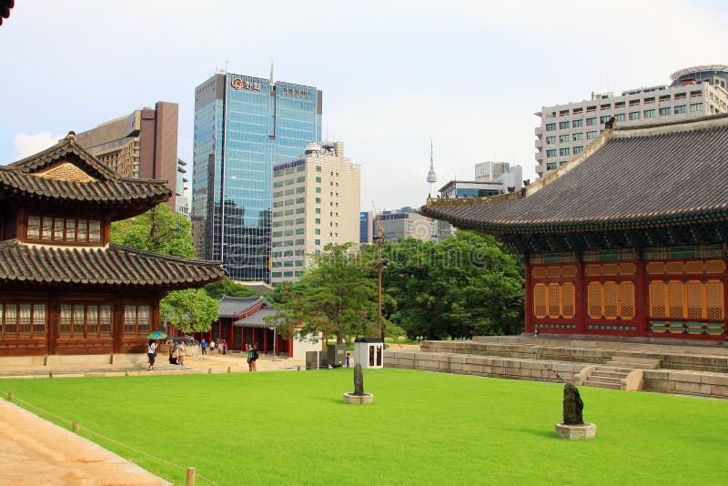 Korea Deoksugung Paleis en Moderne Stad stock afbeelding
