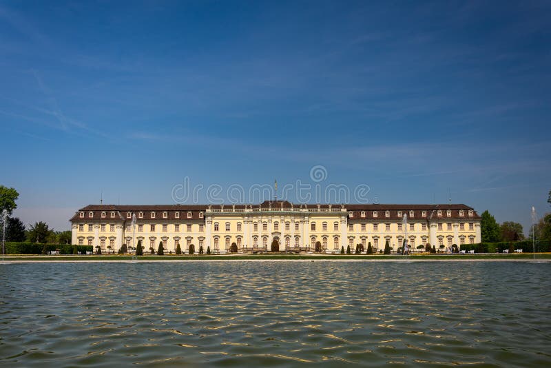 Het Paleis van Ludwigsburg, dichtbij Stuttgart, één van de grootste Barokke paleizen van Duitsland ` s royalty-vrije stock afbeelding Het Paleis van Ludwigsburg, dichtbij Stuttgart, één van de grootste Barokke paleizen van Duitsland ` s royalty-vrije stock afbeelding