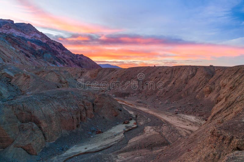 Het Paletgebied van de kunstenaar bij zonsopgang Het Nationale Park van de doodsvallei californi? De V.S. royalty-vrije stock afbeelding Het Paletgebied van de kunstenaar bij zonsopgang Het Nationale Park van de doodsvallei californi? De V.S. royalty-vrije stock afbeelding
