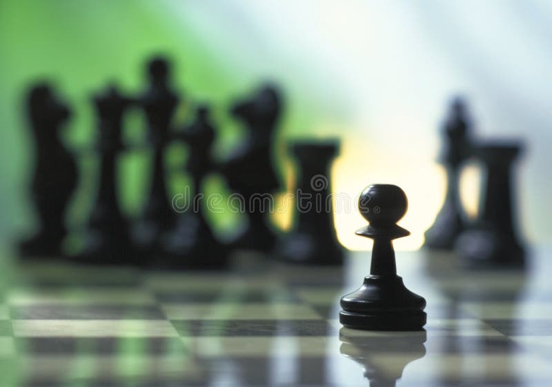 Het pand van het schaak dat van andere stukken wordt geïsoleerde royalty-vrije stock foto Het pand van het schaak dat van andere stukken wordt geïsoleerde royalty-vrije stock foto