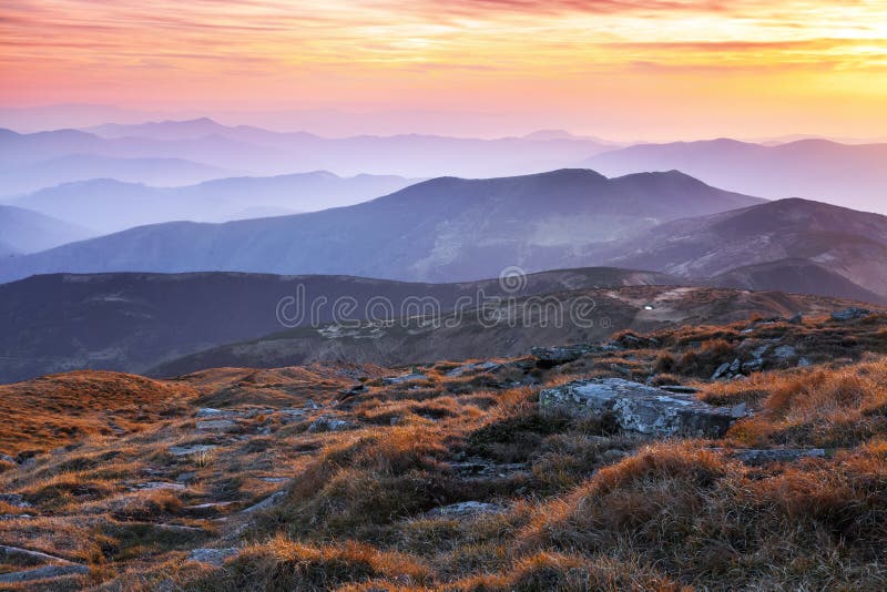 Het panorama met interessante zonsopgang informeert omgeving Landschap met mooie bergen en stenen Fantastisch de herfstlandschap stock foto's Het panorama met interessante zonsopgang informeert omgeving Landschap met mooie bergen en stenen Fantastisch de herfstlandschap stock foto's