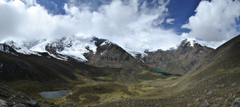 Het panorama over het bekijken van de vallei inbetween de bergen Tullparahu en Pukaranra, Peru stock foto's Het panorama over het bekijken van de vallei inbetween de bergen Tullparahu en Pukaranra, Peru stock foto's