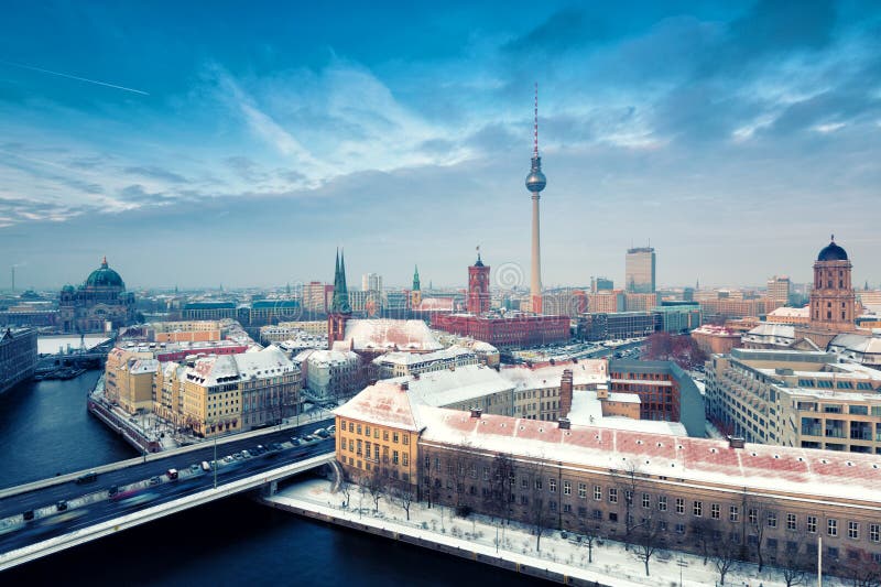 Het Panorama van de Stad van de Winter van de Horizon van Berlijn met sneeuw en blauwe hemel