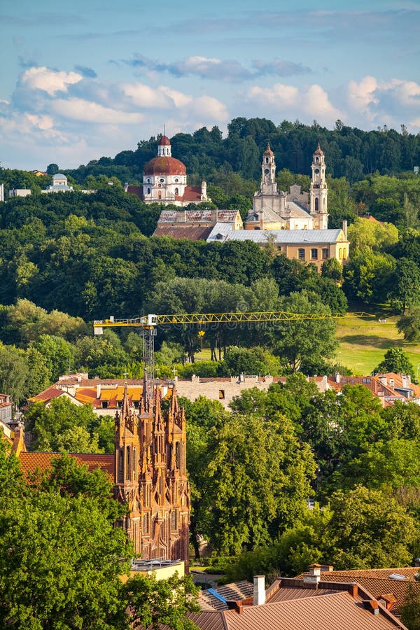 Het panorama van de Vilniuszomer van Gediminas-kasteeltoren litouwen stock fotografie Het panorama van de Vilniuszomer van Gediminas-kasteeltoren litouwen stock fotografie