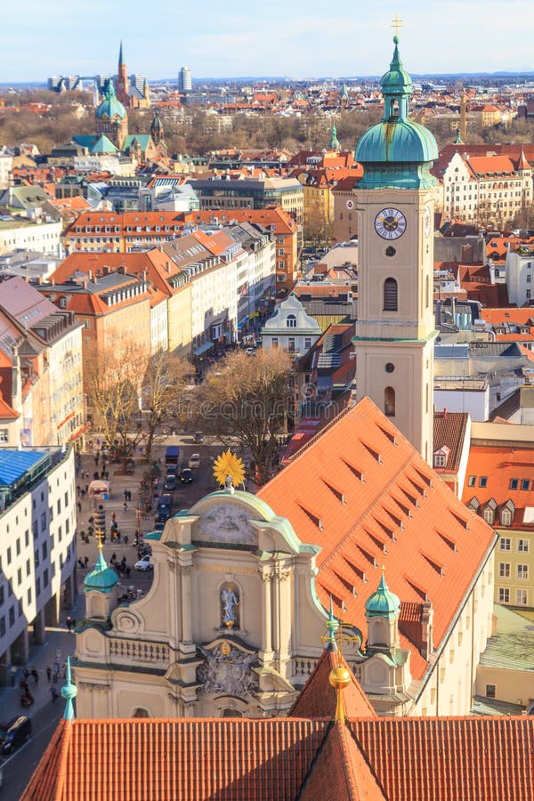 Het Panorama van München met oud stadhuis stock afbeelding Het Panorama van München met oud stadhuis stock afbeelding