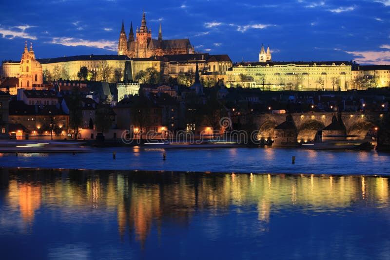 Het panorama van Praag bij nacht royalty-vrije stock afbeeldingen Het panorama van Praag bij nacht royalty-vrije stock afbeeldingen