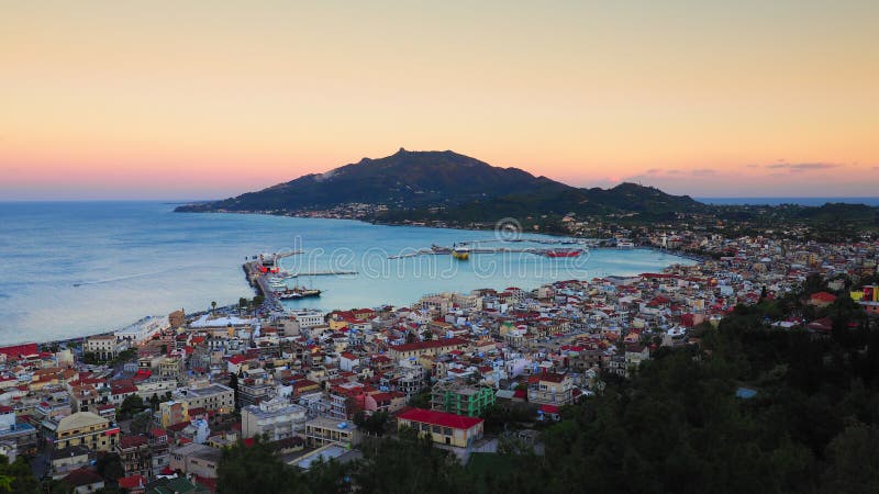 Het panorama van Zakynthos bij zonsondergang De klip van de Zantestad met veerbootharbou royalty-vrije stock afbeeldingen Het panorama van Zakynthos bij zonsondergang De klip van de Zantestad met veerbootharbou royalty-vrije stock afbeeldingen