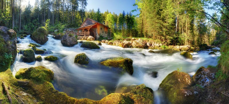 Het panoramalandschap van Oostenrijk met waterval en watermill dichtbij Zout stock afbeeldingen Het panoramalandschap van Oostenrijk met waterval en watermill dichtbij Zout stock afbeeldingen