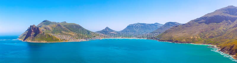 Het panoramische die beeld van de Houtbaai uit Chapman Piekaandrijvings toneelweg dichtbij Cape Town wordt genomen