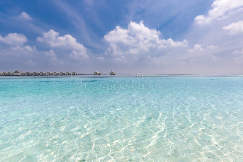 Het paradijsstrand van de Maldiven Perfect tropisch eiland Mooie palmen en tropisch strand Humeurige blauwe hemel en blauwe lagun royalty-vrije stock afbeeldingen Het paradijsstrand van de Maldiven Perfect tropisch eiland Mooie palmen en tropisch strand Humeurige blauwe hemel en blauwe lagun royalty-vrije stock afbeeldingen